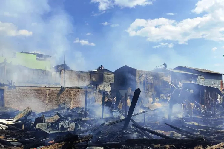 Foto: 10 rumah di Pasar Belakang Kota Sibolga rata dengan tanah akibat kebakaran, Senin (3/5/2021). (Realitasonline.id/Preddy.S)