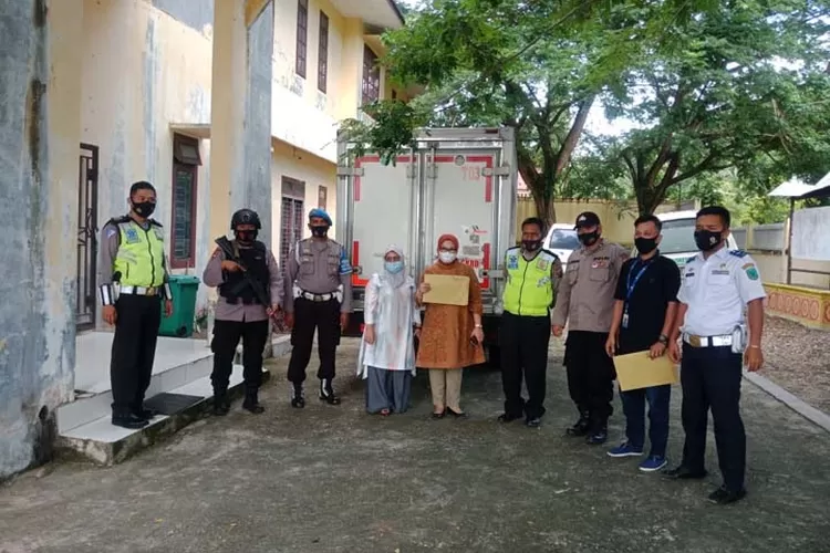 Pendistribusian vaksin Covid-19 oleh pihak Dinkes Sumut di gudang farmasi Dinkes Paluta, Kamis (20/05). (Ist)