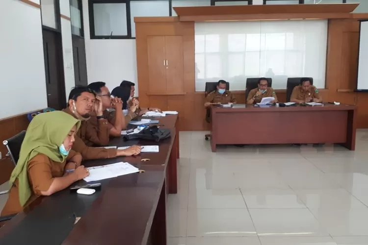 Rakor antisipasi ketersediaan dan lonjakan harga bahan pokok di kabupaten Paluta, Senin (03/05).(REALITAS/AKHIR S RAMBE)