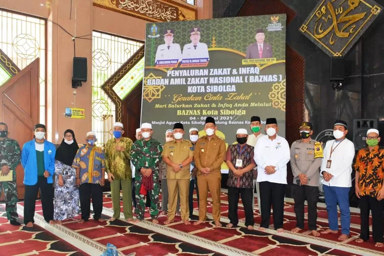 Penyaluran dana zakat dilaksanakan di Masjid Agung Kota Sibolga, Selasa (4/5/2021). (Realitasonline.id/Predd.S)