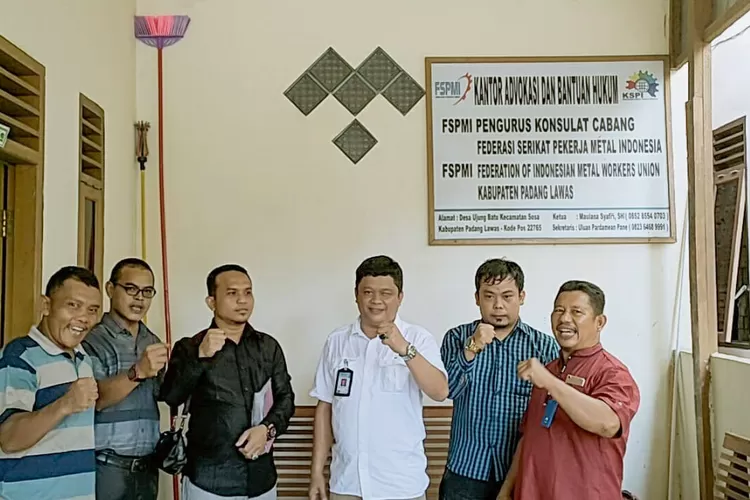 Ketua DPW FSPMI dan Direktur LBH beserta tim advokat dan ketua KC FSPMI Palas.