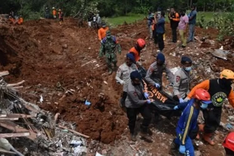 Longsor: Personil gabungan saat mencari korban tanah longsor Batangtoru baru-baru ini. (Foto : Realitasonline / Ist)