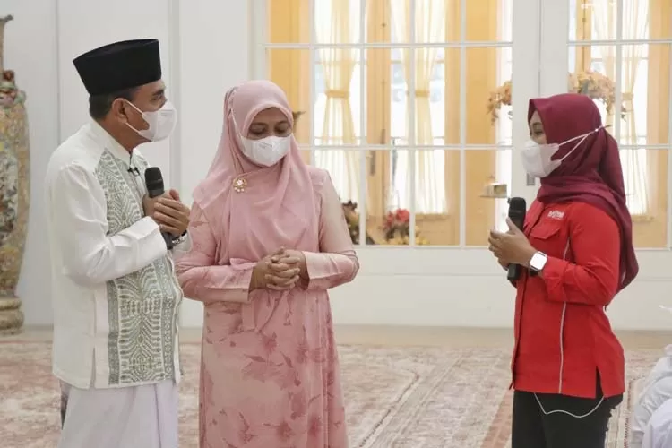Gubernur Sumut Edy Rahmayadi didampingi istrinya Nawal Lubis, saat diwawancarai pada acara Buka Puasa Bersama Tokoh, TV One, di Rumah Dinas Gubernur Sumut, Jalan Jenderal Sudirman Nomor 41, Medan, Sabtu (1/5).