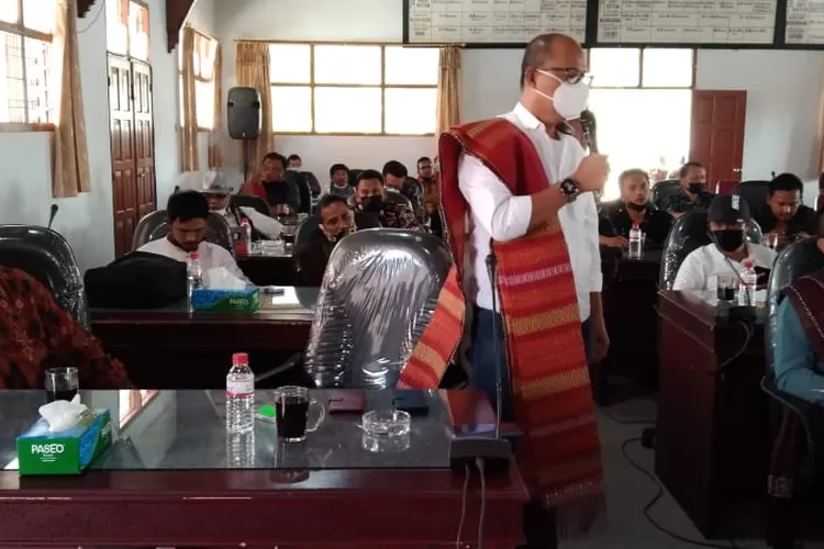 Tampak Ketua APPETARA Sabungan Parapat, Martua Situmorang (pemerhati pendidikan), Dompak Hutasoit keordinator aksi dan lainnya saat menyuarakan transformasi IAKN menjadi UNTARA ke gedung DPRD Taput. (realitasonline.id/Alpon Situmorang)