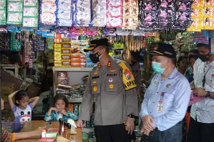 Kapolres Tapsel AKBP Roman Smaradhana Elhaj SH SIK MH bersama Sekdakab Paluta H Burhan Harahap berdialog dengan pedagang sembako di pasar Gunungtua, Jumat (07/05).(AKHIR S RAMBE)