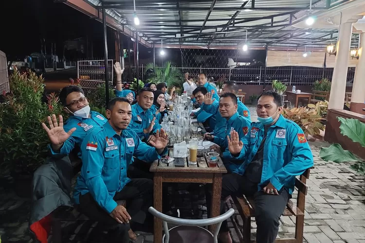 Anggota DPC Mapan RI Kabupaten Tapsel, saat menggelar pertemuan, di Gubuk Coffee, Kota Padangsidimpuan, Selasa (4/5/2021). (Foto : Realitasonline / Riswandy)