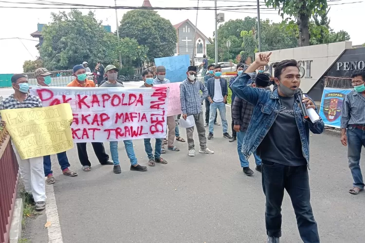Kecewa aksi tak ditanggapi, puluhan mahasiswa dan nelayan tradisional kembali geruduk Mapolda Sumut. (realitasonline.id/Ali Hidayat)
