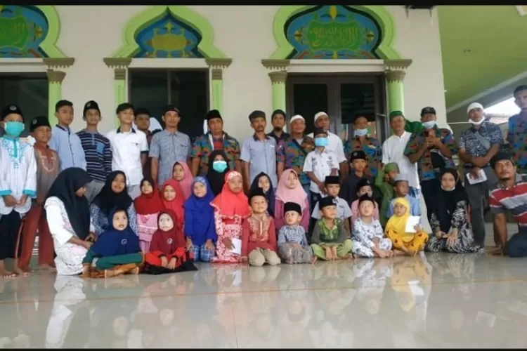 Gelar bakti sosial dewan penasehat DPC F SPTI KSPI Langkat di wakili Muliadi Barus. Poto realitasonline.d/M.Ali