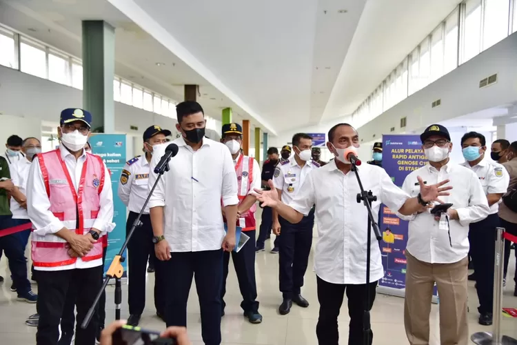 Gubernur Sumatera Utara (Sumut) Edy Rahmayadi dan  Walikota Medan, Bobby Afif Nasution mendampingi  Menteri Perhubungan Republik Indonesia Budi Karya Sumadi meninjau Stasiun Kereta Api Medan Jalan Stasiun, Kota Medan, Sabtu (29/5/2021). 