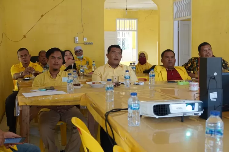 Sekretaris DPD II Partai Golkar Paluta Mula Rotua Siregar bersama jajaran pengurus mendengarkan arahan ketua umum DPP Partai Golkar Airlangga Hartarto pada acara halal BI halal yang digelar secara virtual, Minggu (23/05).(REALITAS/AKHIR S RAMBE)