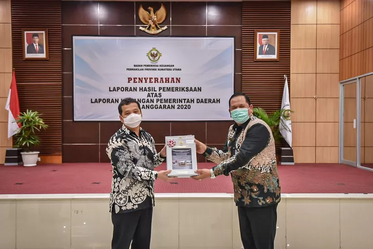 Walikota Padangsidimpuan Irsan Efendi Nasution, SH Menerima LHP atas LKPD TA 2020 dengan penilaian Opini WTP dari Kepala BPK Perwakilan Sumatera Utara Eydu Oktain Panjaitan di Kantor BPK RI Perwakilan Sumatera Utara, Jalan Imam Bonjol Medan, Rabu (19/5/2021). (Foto Realitasonline / Riswandy)