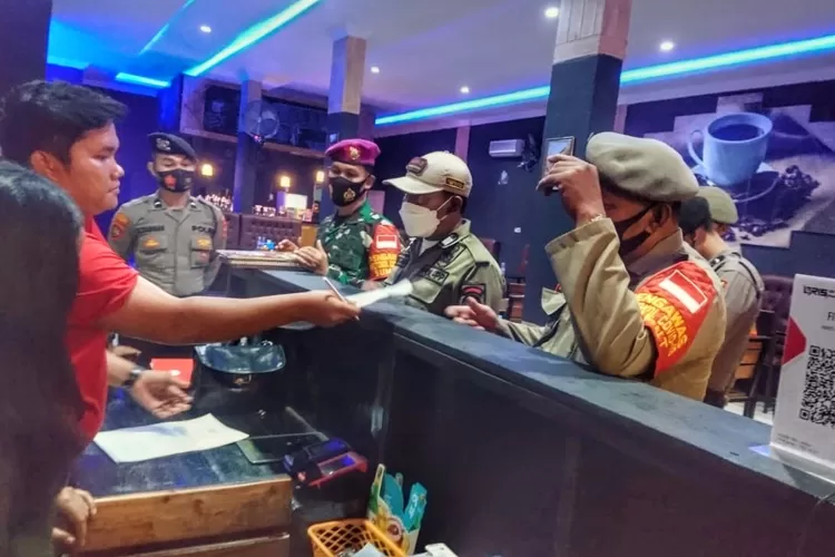 Tim Monitoring Satgas Penanganan Covid-19 Sumut mulai menertibkan tempat-tempat makan/minum dan hiburan malam, di Jalan Ngumban Surbakti dan sejumlah lokasi lain di Kota Medan, yang dinilai melanggar jam operasi di masa pandemi Covid-19, Kamis (20/5) malam.