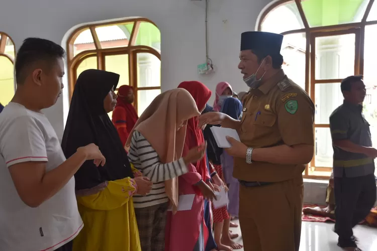 Walikota Padangsidimpuan Irsan Efendi Nasution SH menyerahka santunan kepada anak yatim dan piatu serta fakir miskin di Masjid Istiqomah Kelurahan Kantin Kecamatan Padangsidimpuan Utara Kota Padangsidimpuan , Selasa (4/5/2021). (Foto : Realitasonline / Riswandy)