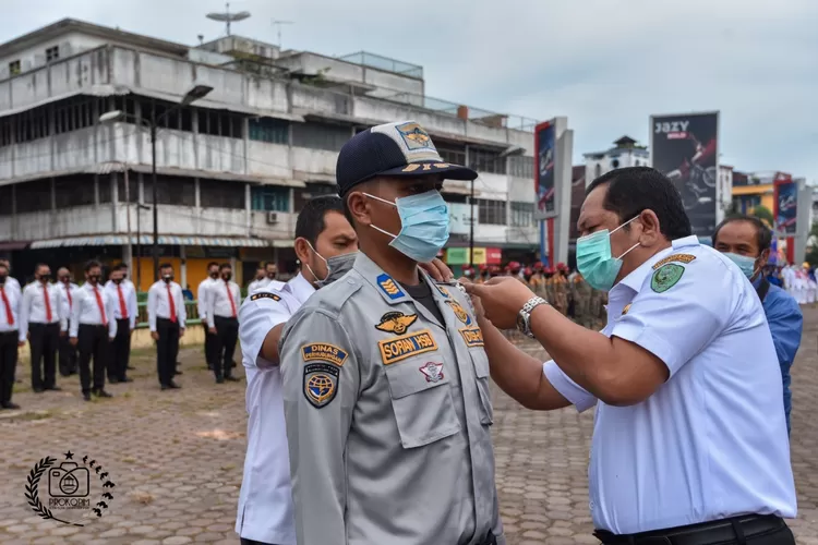 Walikota Padangsidimpuan Irsan Efendi Nasution, SH menyematkan tanda operasi kepada perwakilan pasukan pada apel gelar pasukan Operasi Ketupat Toba 2021 Polres Padangsidimpuan di Alaman Bolak, Kota Padangsidimpuan, Rabu (5/5/2021).(Foto : Realitasonline / Riswandy)