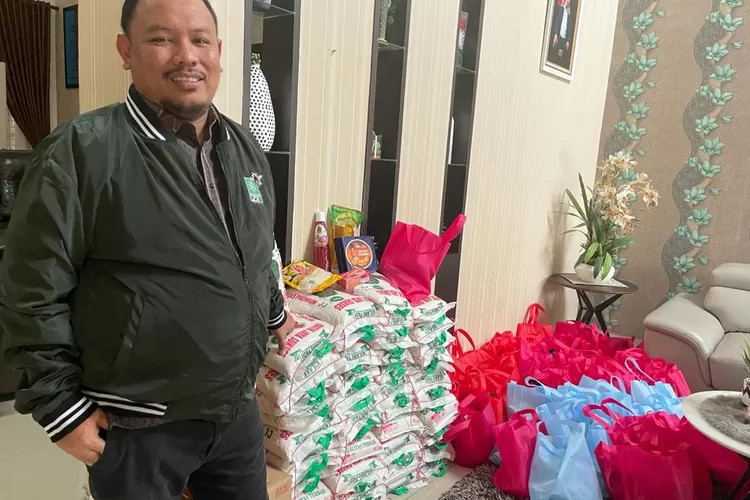 Bendahara DPW PKB Sumut yang juga Ketua Fraksi Nusantara DPRD Sumut Zeira Salim Ritonga siap-siap membagikan paket lebaran idul fitri 1442 H ke dapil Sumut V Laburaya dan Kota Medan. (Foto/ist)
