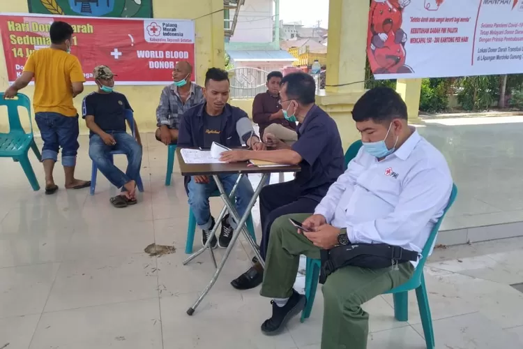 Pelaksanaan donor darah yang digelar PMI Paluta bekerjasama dengan DPC GAMKI Pemuda Batak Bersatu Kabupaten Paluta. (REALITASONLINE/AKHIR S RAMBE)