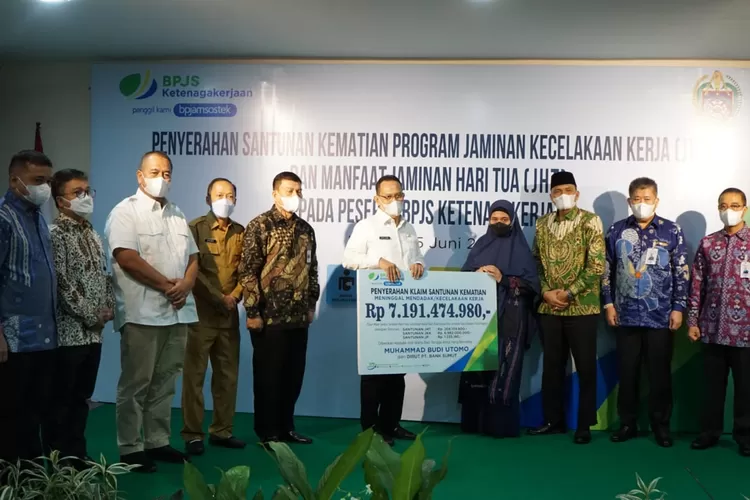 Plh Sekretaris Daerah Provinsi (Sekdaprov) Afifi Lubis mewakili Wakil Gubernur Sumut Musa Rajekshah, menyerahkan santunan kematian program Jaminan Kecelakaan Kerja (JKK) dan Manfaat Jaminan Hari Tua (JHT) kepada Mustina Pulungan, istri Alm Mochammad Budi Utomo, di Kantor BPJamsostek  Wilayah Sumbagut, Jalan Pattimura Nomor 334 Medan, Selasa (15/6).