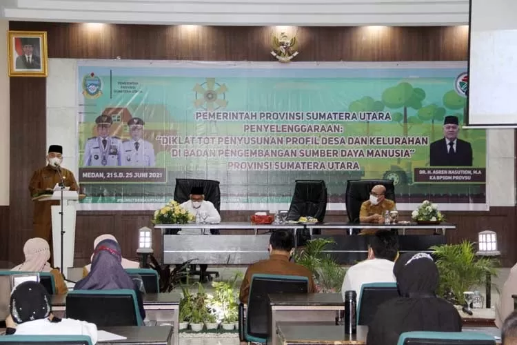 Kepala BPSDM Sumut Asren Nasution membuka Diklat TOT Penyusunan Profil Desa dan Kelurahan di Aula Cemara, Kantor BPSDM Sumut  Jalan Ngalengko Nomor 1 Medan, Senin (21/6).