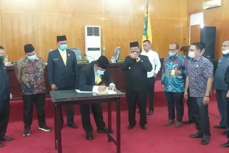Paripurna: Walikota Padangsidimpuan Irsan Efendi Nasution, SH, bersama pimpinan DPRD menandatanganan dokumen Perda RPJMD Kota Padangsidimpuan pada Rapat Paripurna DPRD di gedung dewan setempat, Jum,at (11/6/2021). (Foto : Realitasonline / Riswandy)