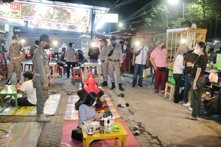 Petugas gabungan tanpa kenal lelah memberi wejangan kepada pelaku usaha agar patuhi Prokes. (Ist)