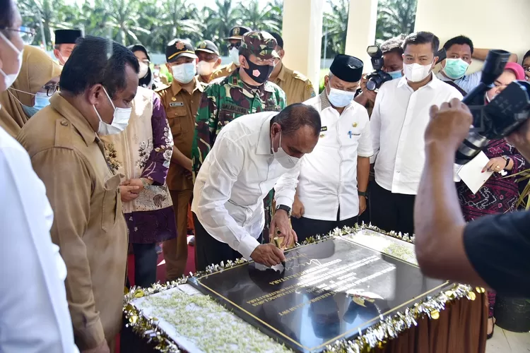 Gubernur Sumatera Utara (Sumut) Edy Rahmayadi bersama Ketua TP PKK Sumut Nawal Lubis, didampingi Wakil Bupati Padang Lawas Ahmad Zarnawi Pasaribu meresmikan  instalasi pembibitan ternak sapi potong dan penyerahan bibit pertanian, serta pengarahan kepada pada Camat dan Kepala Desa se-Kabupaten Padang Lawas di Desa Tanjung Beringin, Kecamatan Barumun Selatan, Kabupaten Padang Lawas, Selasa (15/6/2021).