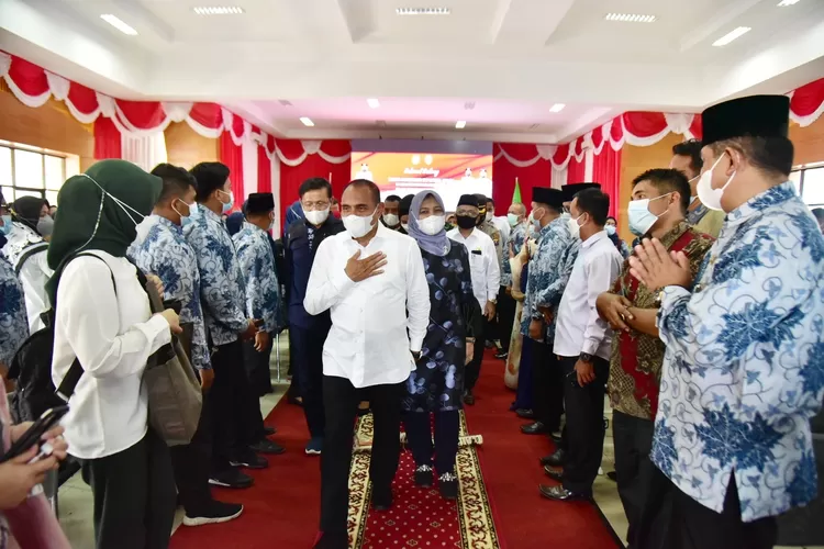 Gubernur Sumatera Utara (Sumut) Edy Rahmayadi bersama Ketua Tim Penggerak Pemberdayaan dan Kesejahteraan Keluarga Provinsi Sumut Nawal Lubis melaksanakan pertemuan dengan para Kepala Sekolah SMA dan SMK se Kabupaten Paluta dan Padang Lawas di Kantor Bupati Paluta Kecamatan Gunung Tua, Kabupaten Paluta, Rabu (16/6/2021).