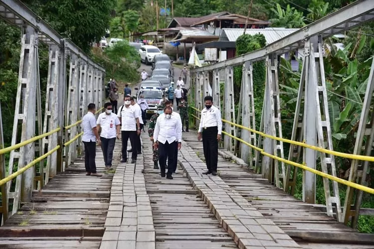 Gubernur Sumut Edy Rahmayadi meninjau infrastruktur jembatan kayu yang di Desa Tuwuna, Kecamatan Mandrehe, Kabupaten Nias Barat, Rabu (30/6/2021).