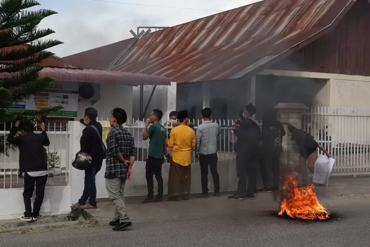 Massa APMPK Sumut saat melakukan aksi unjuk rasa didepan kantor Kejari Paluta, Jumat (11/06)(REALITAS)