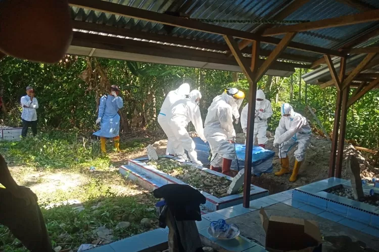 Proses pemakaman pasien meninggal dunia yang dinyatakan suspek positif virus Covid-19 berdasarkan rapid test antigen, Minggu (06/06).(REALITAS)