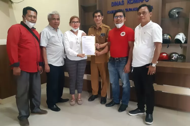 Sekretaris SMSI Sumut Erris Julietta Napitupulu didampingi Wakil Ketua SMSI Sumut Drs H Agus Saparudin Lubis dan Penasehat Rony Purba menyerahkan mandat kepada Preddy Situmorang sebagai Ketua SMSI Sibolga-Tapteng. (realitasonline.id/ist)