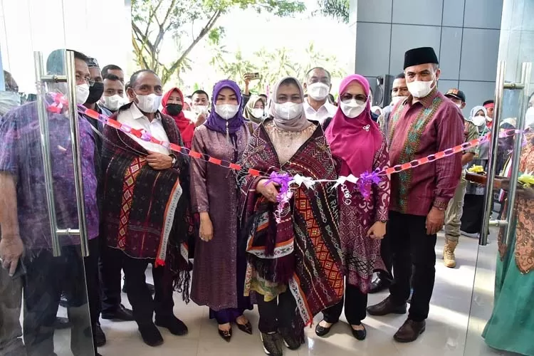 Gubernur Sumut Edy Rahmayadi didampingi Ketua  TP PKK Sumut Nawal Lubis meresmikan revitalisasi Sekolah Menengah Atas (SMA) Negeri 2 Plus Panyabungan, Komplek Pendidikan,  Kabupaten Mandailing Natal, Sabtu (19/6/2021).