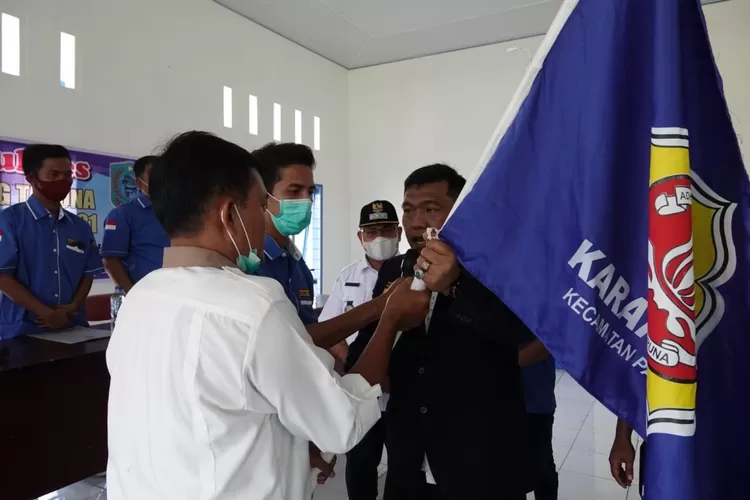 Ketua Karang Taruna Kabupaten Paluta Mula Rotua Siregar menyerahkan bendera pataka kepada Darwin Sugianto sebagai ketua Karang Taruna kecamatan Padang Bolak, Rabu (09/06)(REALITAS/AKHIR S RAMBE)