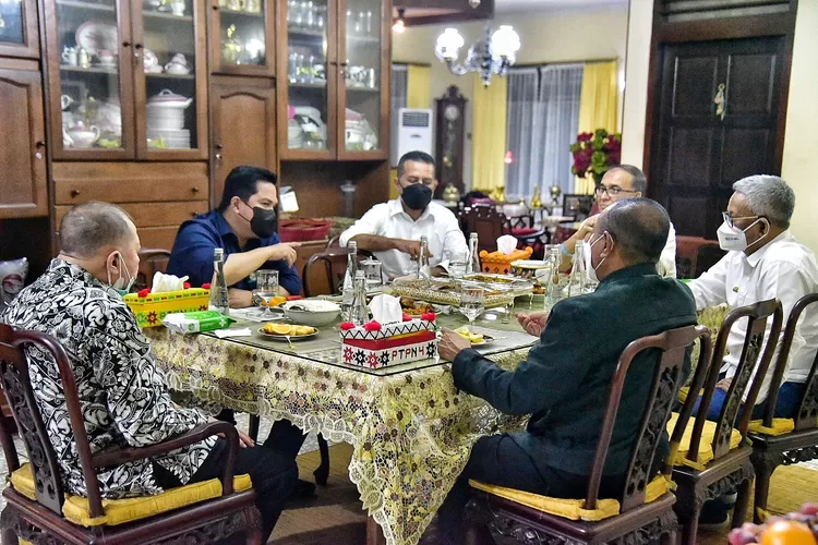 Menteri Badan Usaha Milik Negara (BUMN) Erick Thohir makan malam bersama dengan Gubernur Sumatera Utara (Sumut) Edy Rahmayadi dan Wakil Gubernur Musa Rajekshah, sekaligus membahas berbagai potensi wilayah di Sumut, di Kediaman Pribadi Keluarga Wakil Ketua I TP PKK Sumut Sri Ayu Mihari, di Jalan Medan Area Selatan, Jumat (25/6/2021).