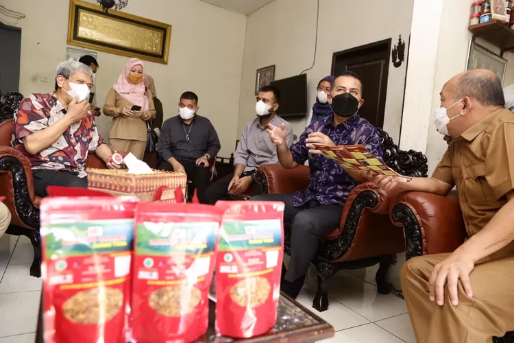 Wakil Gubernur (Wagub) Sumatera Utara (Sumut) Musa Rajekshah mengunjungi IRT Medan Crispy 22 (MC22) milik Koad Chamdi, di Jalan Anugerah VII, Komplek Perumahan Cemara Abadi, Desa Sampali, Kecamatan Percut Sei Tuan, Senin (28/6).