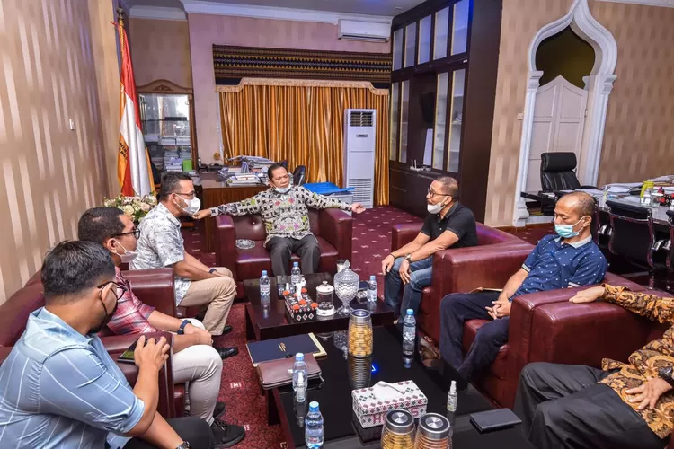 Walikota Padangsidimpuan Irsan Efendi Nasution, SH, saat menerima audiensi pimpinan BPJS Ketenagakerjaan Cabang Padangsidimpuan, di ruang kerja Walikota di Kantor Walikota Padangsidimpuan, Sabtu (19/6/2021). (Foto : Realitasonline / Riswandy)