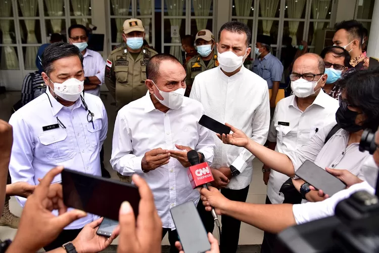 Gubernur Sumut Edy Rahmayadi didampingi Wakil Gubernur Musa Rajekshah dan Kepala Dinas Komunikasi dan Informatika Sumut Irman Oemar, menjawab pertanyaan wartawan di Rumah Dinas Gubernur, Jalan Jenderal Sudirman Nomor 41 Medan, baru-baru ini. 