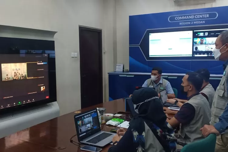 SEVP Financing Risk & Special Asset Management, Babas Bastaman (paling kanan) ketika memastikan proses integrasi sistem operasional layanan di wilayah Medan, Minggu (13/6). (Foto/Ist)