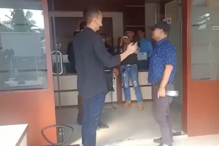 Anggota DPRD Paluta dari PDIP Syafaruddin Harahap terpidana kasus penggelapan saat tiba di Kejari Paluta, Rabu (28/07).