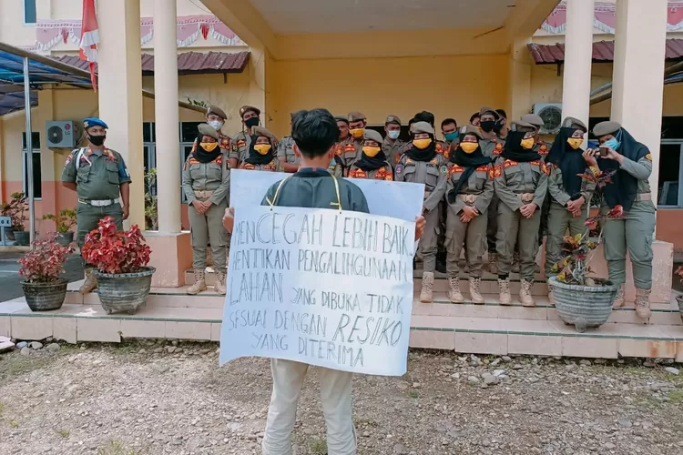 Aksi tunggal mahasiswa UIN Sumatera Utara soroti pembukaan lahan di desa sianggunan, Senin (5/7). (Ist)