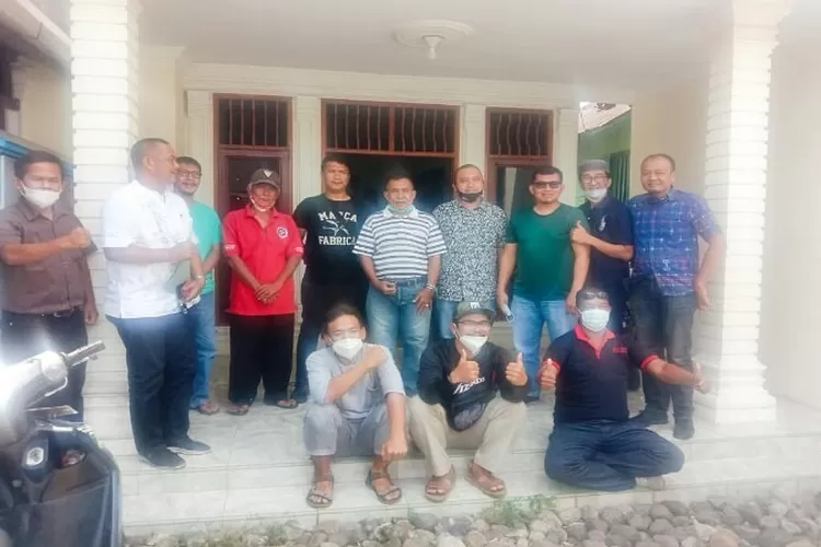 Pengurus 8 Club Komunitas Sepeda yang berdomisili di Kota Padangsidimpuan saat melakukan kunjungan koordinasi dan silaturahmi ke Sekretariat KONI Kota Padangsidimpuan, Sabtu (2/7/2021). (Foto : Realitasonline / Riswandy)