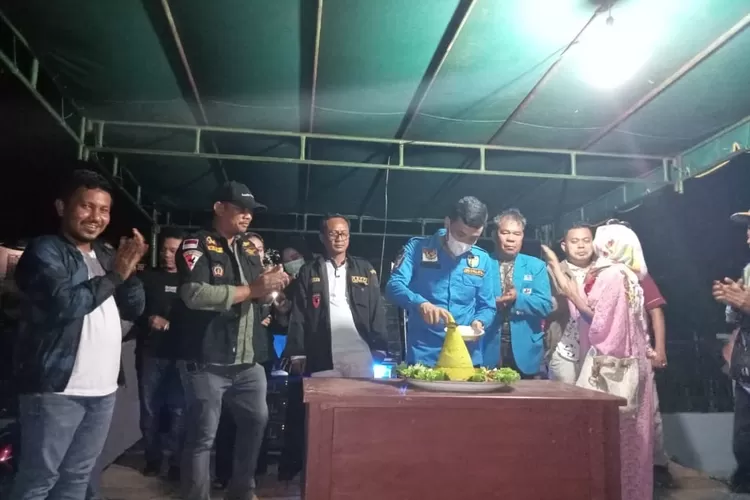 Ketua DPD KNPI Paluta Machmud Pratama Harahap ST didampingi jajaran perwakilan OKP yang hadir saat memotong tumpeng peringatan HUT ke 48 KNPI, Rabu (28/07).(REALITAS/AKHIR S RAMBE)