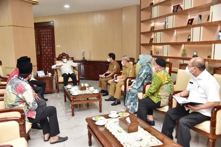Gubernur Sumatera Utara (Sumut) Edy Rahmayadi menerima audiensi Ketua dan Pengurus Wilayah Majelis Adat Budaya Melayu Indonesia (PW MABMI) Sumut di Ruang Kerjanya, Lantai 10, Kantor Gubernur Sumut Jalan Pangeran Diponegoro Nomor 30 Medan, Selasa (6/7/2021).
