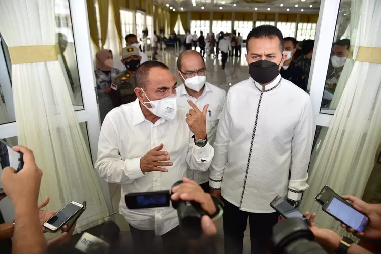 Gubernur Sumut Edy Rahmayadi didampingi Wakil Gubernur  Musa Rajekshah dan Kepala Dinas Kominfo Irman Oemar menjawab pertanyaan wartawan, di rumah dinas gubernur.