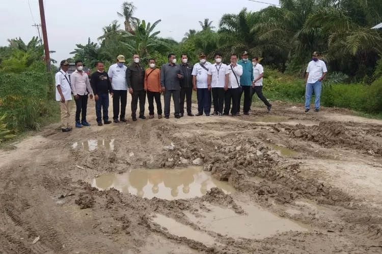 Ketua DPRD Labura Indra Surya Bakti Simatupang meninjau Jalan utama menuju Kualuh Hilir-Kualuh Leidong bersama Kabid Bina Marga PU PR Kabupaten Labura. Realitasonline/Ist.