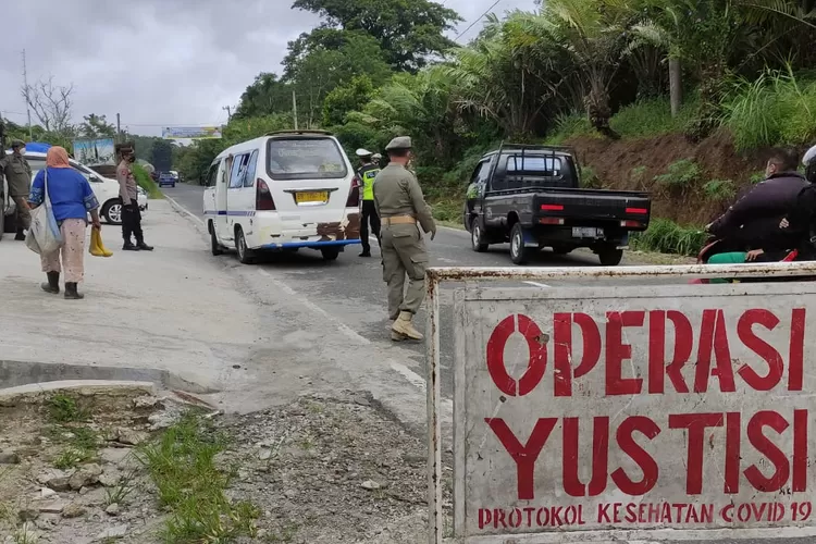 Yustisi.: Personil Polres bekerjasama dengan Pemkab Tapanuli Selatan melaksanakan Operasi Yustisi di Jalinsum Padangsidimpuan - Sibolga Desa Parsalakan Kecamatan Angkola Barat Kabupaten Tapanuli Selatan Minggu (18/7/2021). (Foto : Realitasonline / Riswandy)