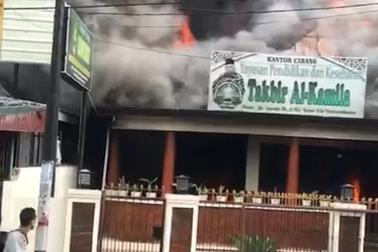 Satu unit rumah permanen hangus dilahap si jago merah di Jalan Suprapto Kelurahan Bincar, Kecamatan Padangsidimpuan Utara, Kota Padangsidimpuan, Jumat (23/7/2021), sekira pukul 8.30 Wib. (Foto : Realitasonline / Riswandy)