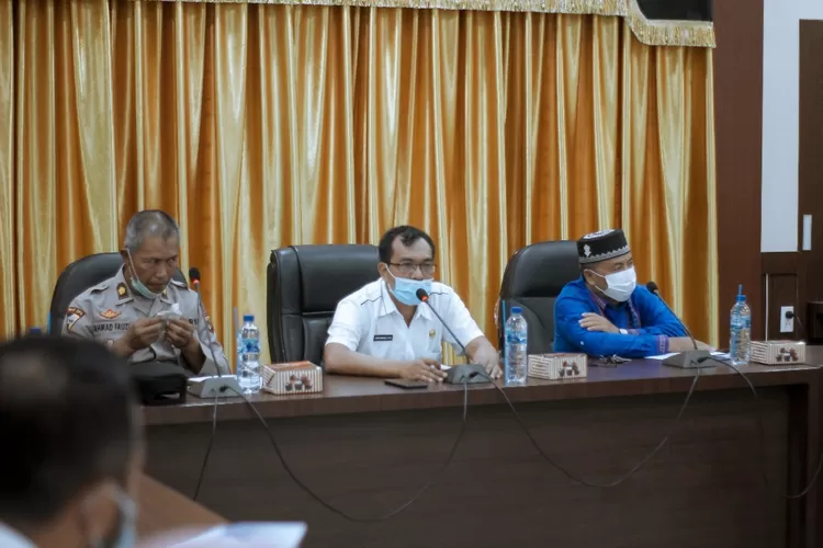 Walikota Padangsidimpuan Irsan Efendi Nasution, SH diwakili Asisten I Bidang Kesra Setdako Padangsidimpuan Iswan Nagabe Lubis dalam rapat menyambut Hari Raya Idul Adha 10 Dzulhijjah 1442 H/2021 M di aula Kantor Walikota, Rabu (14/7/2021). (Foto : Realitasonline / Riswandy)