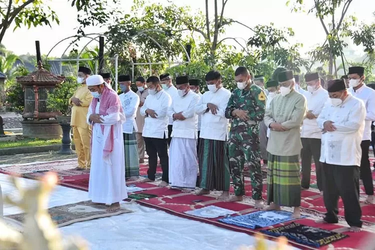 Gubernur Sumut bersama keluarga melaksanakan Salat Idul Adha 1442 H di kediaman pribadi. (Dinas Kominfo Provinsi Sumut/Veri Ardian)