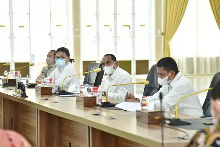 Gubernur Sumut Edy Rahmayadi rapat mengenai bantuan beras untuk masyarakat, bersama para Bupati dan Walikota se-Sumut, Perum Bulog Wilayah Sumut, BPKP Sumut, PT Pos dan OPD.
