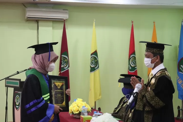 Rektor UISU Dr H Yanhar Jamaluddin MAP mengucapkan selamat kepada seorang mahasiswa berprestasi saat  wisuda. (Ist)